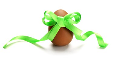 Çikolata Paskalya yortusu yumurta beyaz izole renkli şerit yay ile