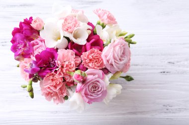 Güzel taze bahar çiçekleri üzerinde ahşap masa, üstten görünüm