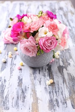 Ahşap masa, closeup üzerinde tencerede güzel taze bahar çiçekleri