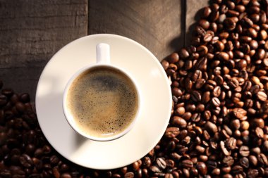 Ahşap masa, üstten görünüm üzerinde tahıllar ile kahve