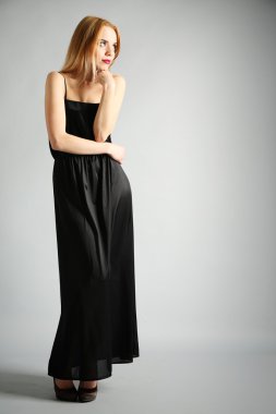 Etkileyici genç model gri arka plan üzerinde