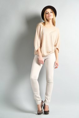 Etkileyici genç model gri arka plan üzerinde