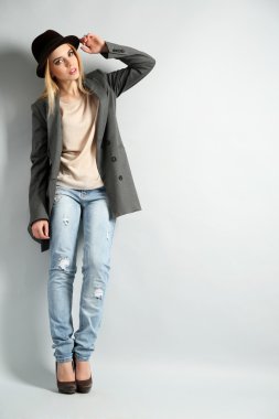 Etkileyici genç model gri arka plan üzerinde