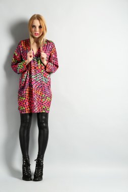 Etkileyici genç model gri arka plan üzerinde