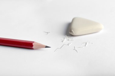 Silgi ve kalem kağıt arka plan üzerinde