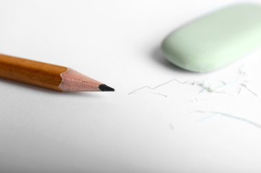 Silgi ve kalem kağıt arka plan üzerinde