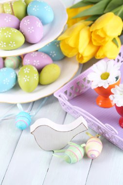 Paskalya dekorasyon, yumurta ve Lale tablo yakın çekim üzerinde