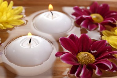 Çiçekler ve mumlar, closeup ile spa su kase