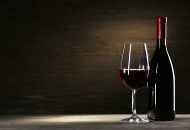 Bardağı ve şişe üzerinde ahşap arka plan