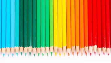 beyaz izole renkli kalemler