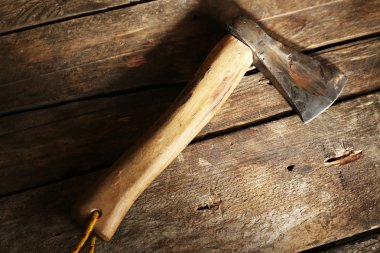 Ahşap arka plan üzerinde keskin balta