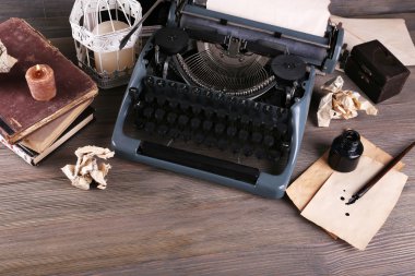 ahşap arka plan üzerinde Retro daktilo