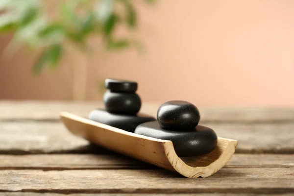 Composição bonita do spa na mesa de madeira, no fundo marrom — Fotografia de Stock