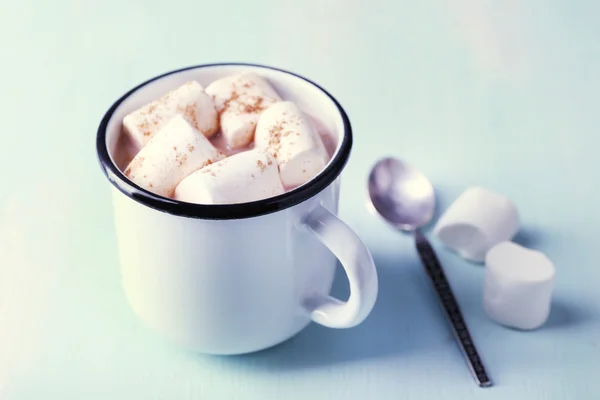 Tasse Kakao mit Marshmallows auf Holztischhintergrund — Stockfoto