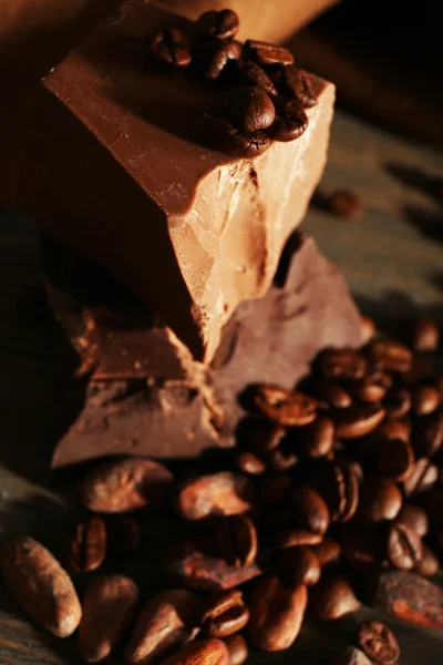 Bodegón con conjunto de chocolate con granos de café, primer plano —  Fotos de Stock