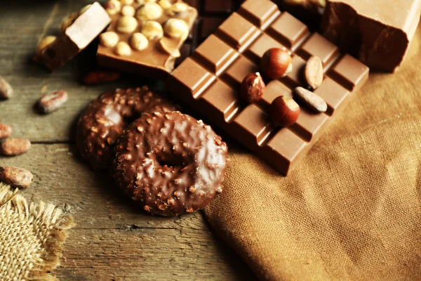 Natürmort kümesiyle çuval bezi kumaş, closeup üzerine Fındıklı çikolata