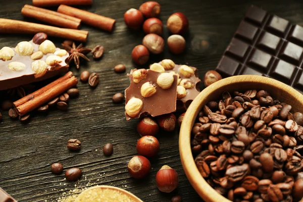 Çikolata, fındık ve ahşap masa, closeup baharat seti ile natürmort — Stok fotoğraf