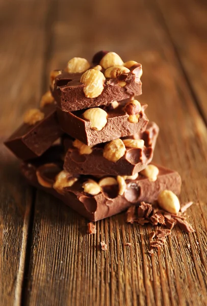 Yığın üzerinde ahşap masa, closeup Fındıklı çikolata