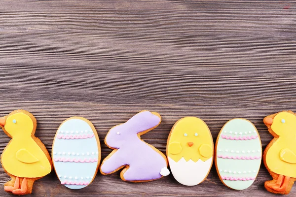 Heerlijke Pasen cookies op houten achtergrond — Stockfoto