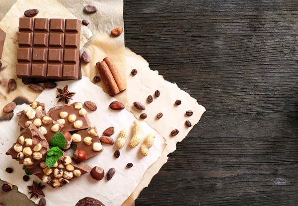 Natura morta con set di cioccolato sul tavolo, vista dall'alto — Foto Stock