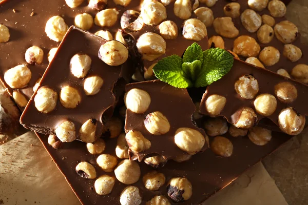 Chocolate con nueces en pergamino, primer plano —  Fotos de Stock