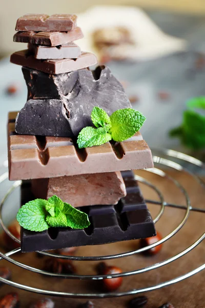 Zestaw pikantny czekolady na metalowy stojak, zbliżenie — Zdjęcie stockowe