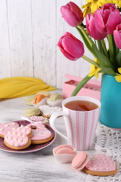 Composição de flores de primavera, chá e biscoitos na mesa close-up — Fotografia de Stock