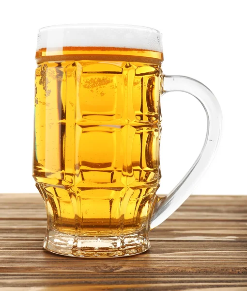 Склянка пива на дерев'яному столі, ізольована на білому — стокове фото