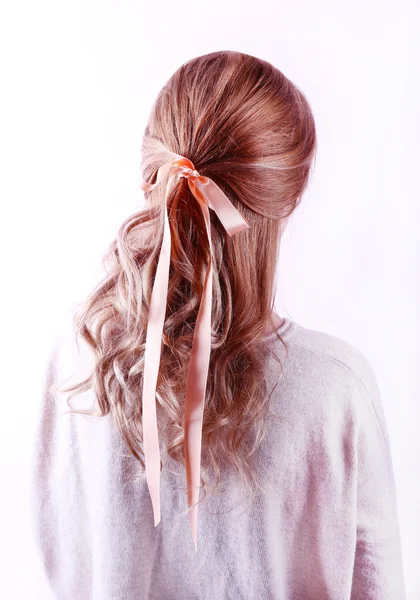 Beyaz duvar arka plan üzerinde renk kurdele ile kadın saç modeli — Stok fotoğraf