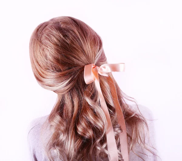 Peinado femenino con cinta de color sobre fondo de pared blanco — Foto de Stock