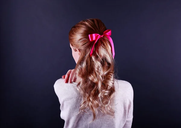 Penteado feminino com fita de cor no fundo escuro — Fotografia de Stock