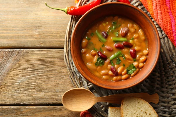 Zuppa di fagioli in ciotola su sfondo tavolo di legno — Foto Stock