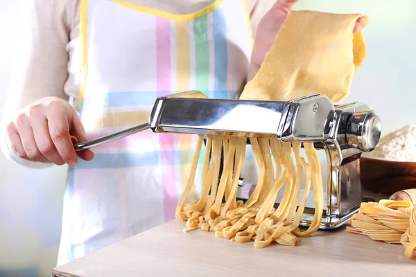 Kvinna att göra nudlar pasta maskin, närbild — Stockfoto