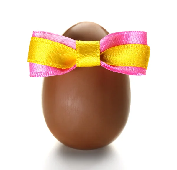 Cioccolato uovo di Pasqua con fiocco nastro di colore isolato su bianco — Foto Stock
