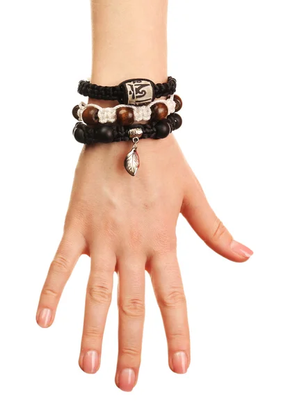 Vrouwelijke hand met armbanden geïsoleerd op wit — Stockfoto