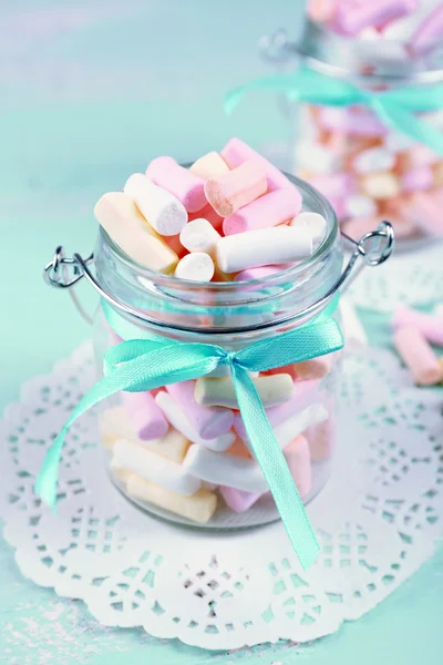 Süßigkeiten auf farbigem Holztisch, Nahaufnahme — Stockfoto