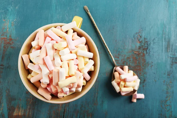Słodkie cukierki na drewnianym stole — Zdjęcie stockowe
