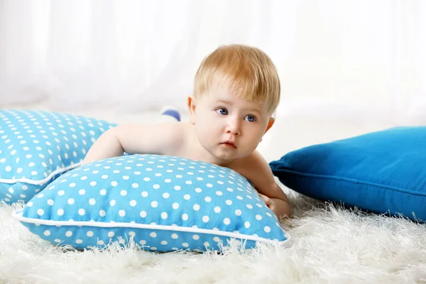 Schattige babyjongen op tapijt, op lichte achtergrond — Stockfoto