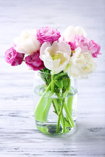 Ramo de rosas frescas y tulipanes sobre fondo de madera —  Fotos de Stock