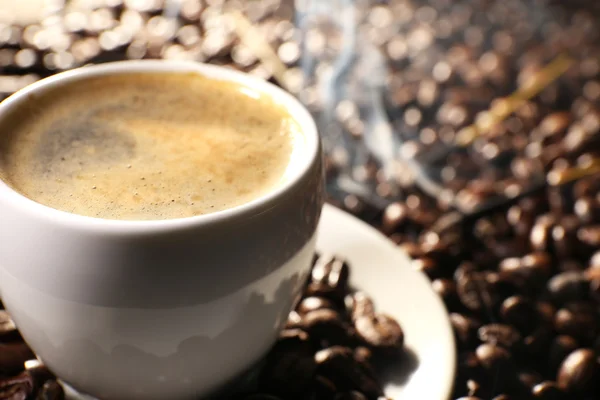 Secangkir kopi dengan biji-bijian, close-up — Stok Foto