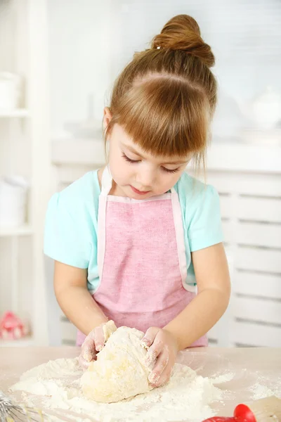 Kis lány készül a cookie-k, anya otthon a konyhában — Stock Fotó