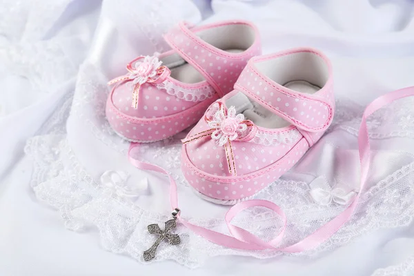 Sapato de bebê e cruz para batizar — Fotografia de Stock
