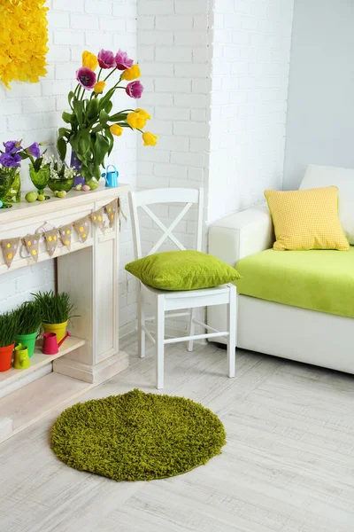 Kamin mit schönen Frühlingsdekorationen im Zimmer — Stockfoto