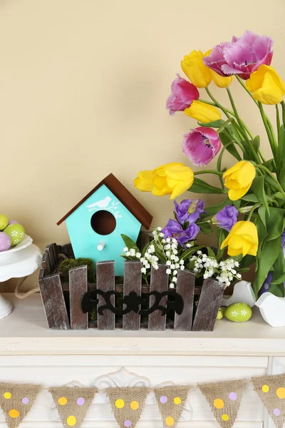 Kamin mit schönen Frühlingsdekorationen im Zimmer — Stockfoto
