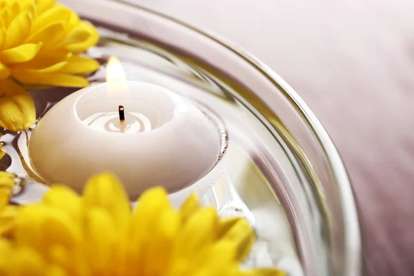 Schale mit Thermalwasser mit Blumen und Kerzen, Nahaufnahme — Stockfoto