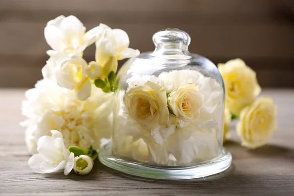 Nádherná skladba s květinami na šedém pozadí dřevěná — Stock fotografie
