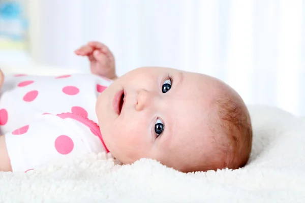 Söt baby flicka, på vit rutig bakgrund — Stockfoto
