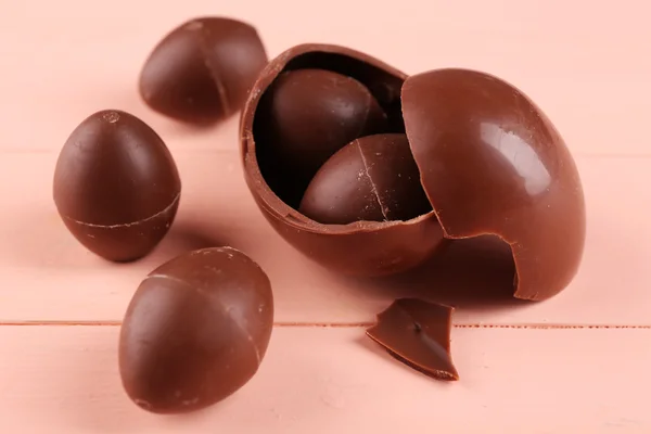 Ovos de Páscoa de chocolate na mesa de madeira, close-up — Fotografia de Stock