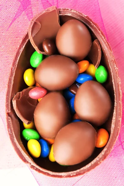 Choklad påskägg på färg tyll, närbild — Stockfoto