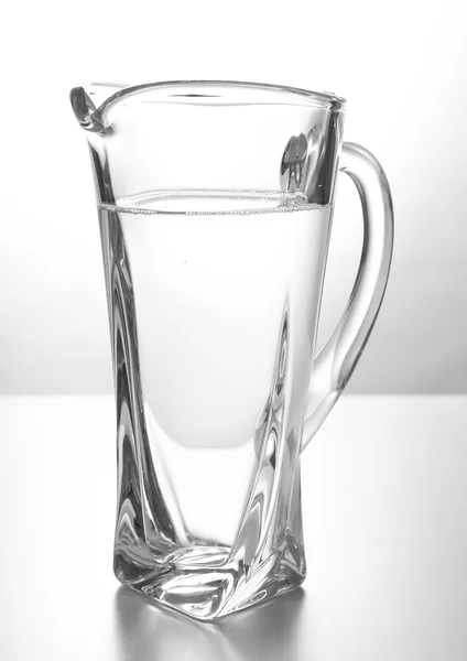 Glas werper van water geïsoleerd op wit — Stockfoto